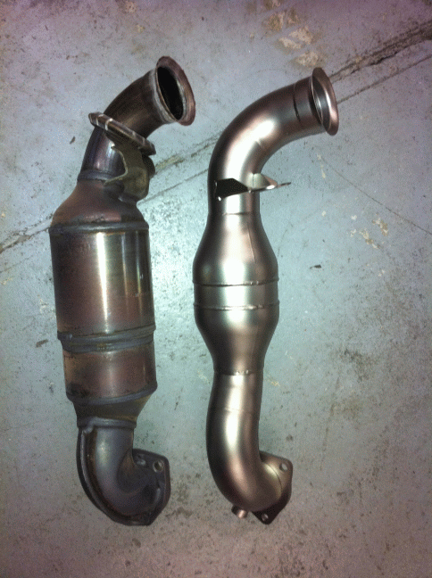 Akrapovic Downpipe mit 100 Zellen Metallkat